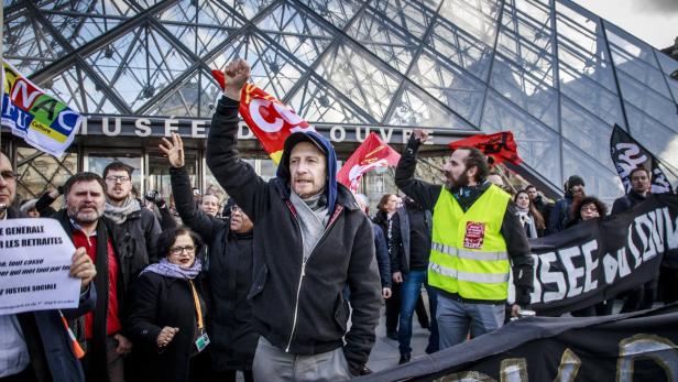 Eingang zum Louvre blockiert: Touristen erzürnt