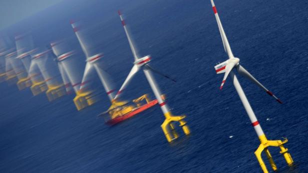 Mehrere Windkraftanlagen stehen im Meer.