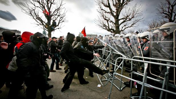 Wurfgeschoße, Eier und Rauchbomben kamen bei der Demo gegen die Angelobung der Regierung 2007 zum Einsatz