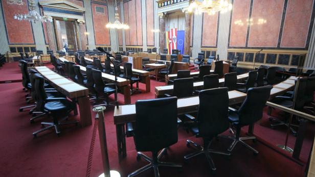 Blick in den leeren Plenarsaal des österreichischen Parlaments in Wien.