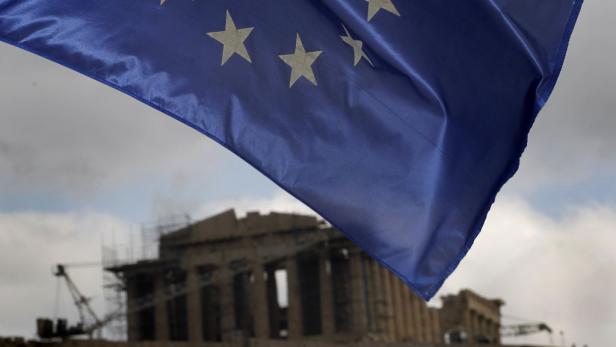 Die Europaflagge weht vor dem Parthenon in Athen.