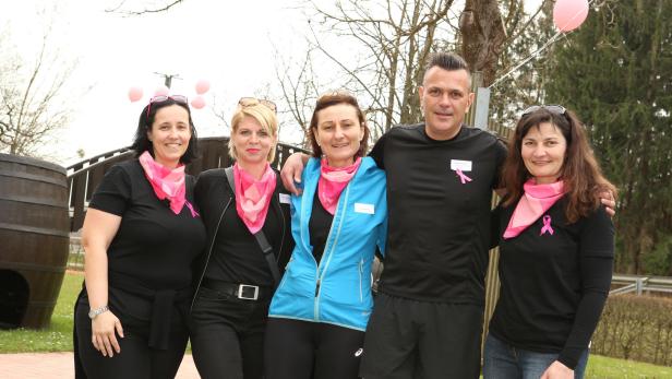 Sportlich unterwegs: Krebshilfe-Geschäftsführerin Andrea Konrath (3. v. li.) nahm natürlich auch an der „Pink Ribbon“-Wanderung in Moschendorf teil