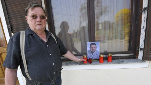 20.04.2013: Franz Klampfl, 38, Tätowierer, schoss sich bei Grillfest auf der Terrasse seines Hauses (Adoptiveltern) in Löffelbach, Gemeinde Hartberg Umgebung, irrtümlich mit Pistole in den Kopf - er dachte, sie sei nicht geladen; der Mann starb; am Foto Adoptivvater Franz Klampfl, 70