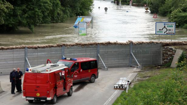 2013 legte man nur vorsorglich Sandsäcke auf die Mobilwand, 2002 war das die letzte Rettung