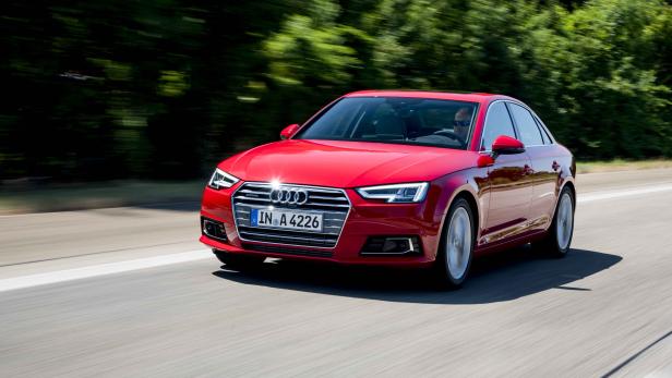 Ein roter Audi A4 fährt auf einer Autobahn.