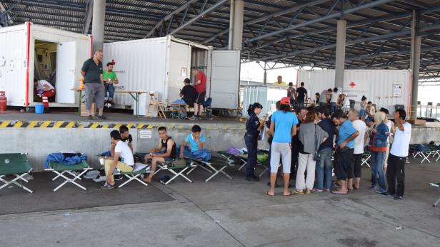 Seit Wochen werden Flüchtlinge unter dem Flugdach untergebracht.
