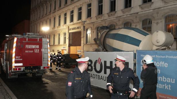 Am Freitagabend stürzte in Wien ein Teil der Manner-Fabrik ein. &quot;Die Fassade sieht aus, als wäre eine Bombe explodiert&quot;, sagte ein Feuerwehrmann zum KURIER.