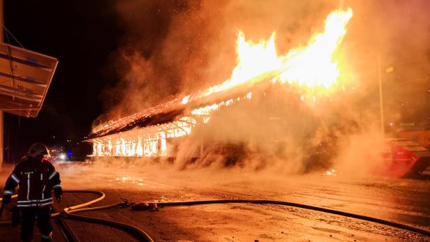 Die Lagerhalle neben dem Bahnhof Enns stand am Sonntagabend vergangener Woche in Flammen.