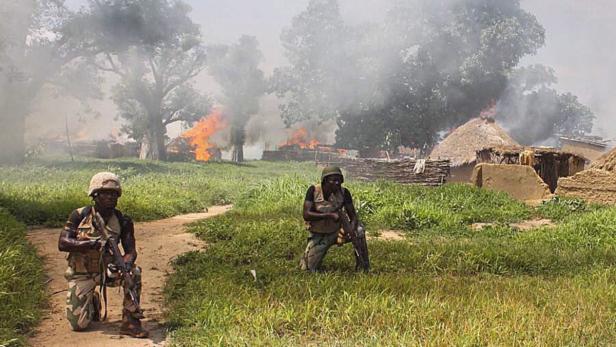 Bild vom 30. Juli 2015: Soldaten räumen ein Boko-Haram-Camp in Nigeria.