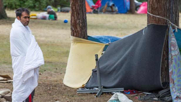 Zuerst die Hitze, dann der Regen: Noch immer sind 600 Menschen im niederösterreichischen Erstaufnahmezentrum Traiskirchen obdachlos.