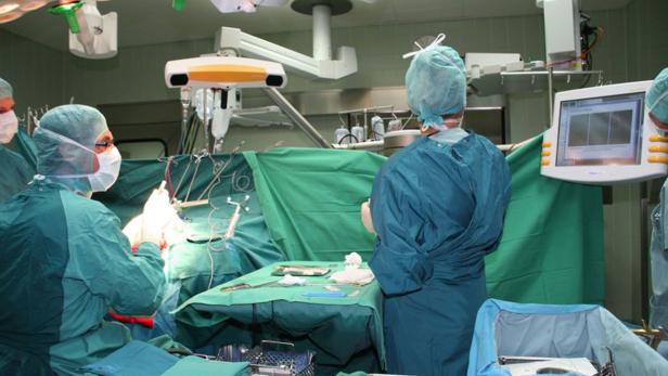 Sind Operationen nicht akut, so drohen den Patienten ab 1. Jänner 2015 in den Kärntner KABEG-Spitälern längere Wartezeiten