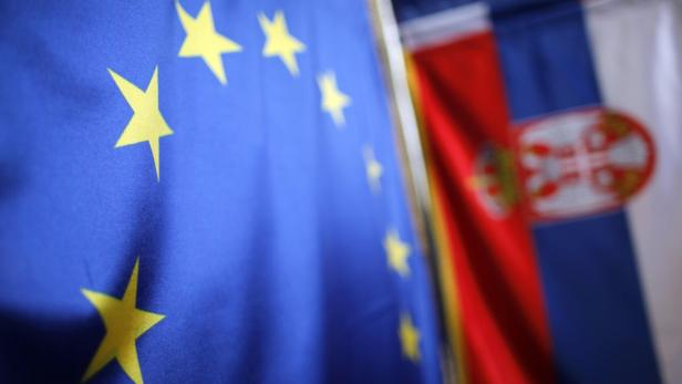 Serbian (R) and EU flags are seen inside a shop in Belgrade in this December 8, 2011 file photo. Serbia and its former province of Kosovo struck an historic deal on April 19, 2013 to settle their fraught relations, opening the door to European Union membership talks for Belgrade in a milestone for the region&#039;s recovery from the collapse of Yugoslavia. Picture taken December 8, 2011. REUTERS/Marko Djurica/Files (SERBIA - Tags: POLITICS)