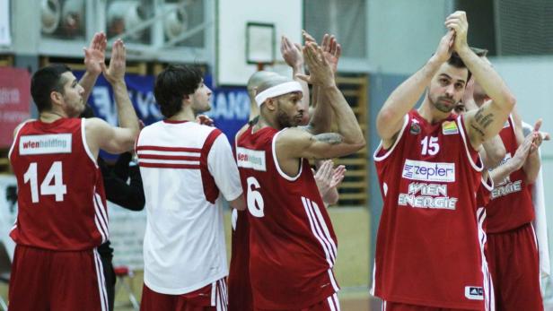 Basketballspieler klatschen während eines Spiels Beifall.