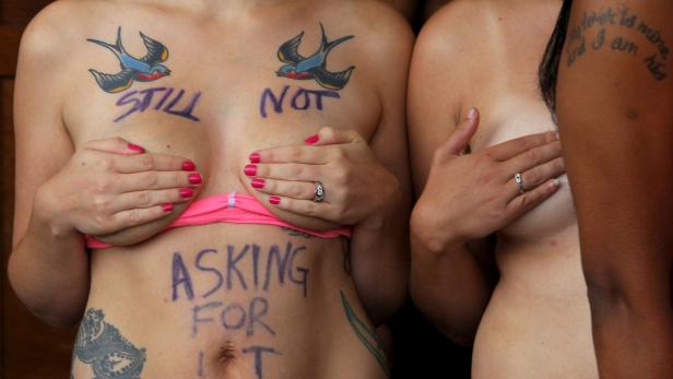 Aktivistinnen der &quot;Free the nipple&quot;-Bewegung unterstützen die Angeklagte