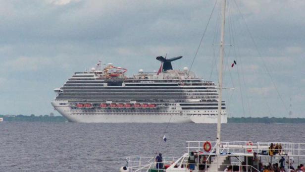 Ein großes Kreuzfahrtschiff, möglicherweise die „Carnival Magic“, fährt auf dem Wasser.