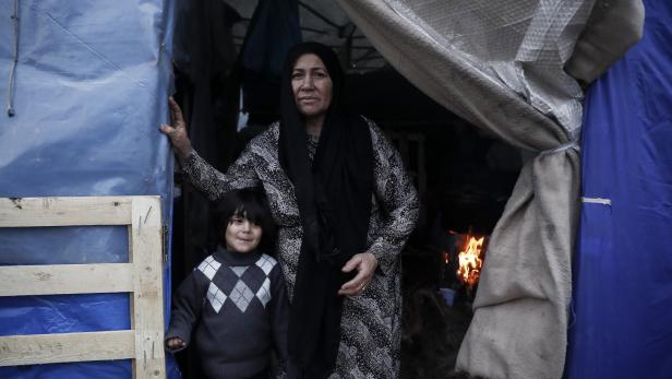 Feuer im Zelt: Anders lässt sich die Kälte im Flüchtlingslager nicht überleben