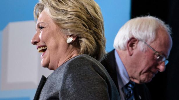 "Keiner kann ihn leiden":  Clinton attackiert Bernie Sanders