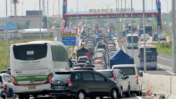 INDONESIA-TRAFFIC Zum Fest Aid al-Fitr kommen die Menschen heim - und die Straßen sind verstopft.