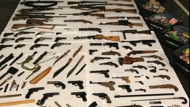 Große Menge illegale Waffen in Baden sichergestellt