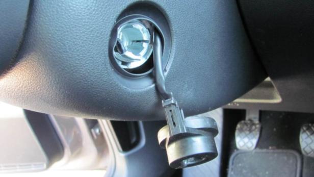 Ein defektes Zündschloss in einem Auto.