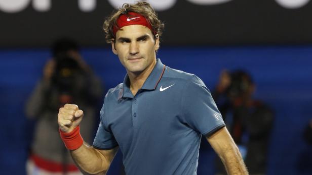Roger Federer ballt die Faust und trägt ein rotes Stirnband.