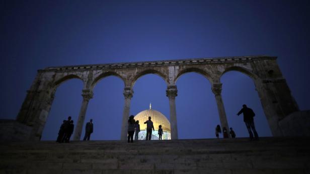 Im Vordergrund eine Arkade, im Hintergrund der Felsendom in Jerusalem.