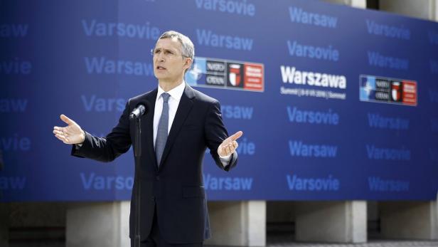 Jens Stoltenberg spricht vor einem Hintergrund mit dem Schriftzug „Warsaw“.