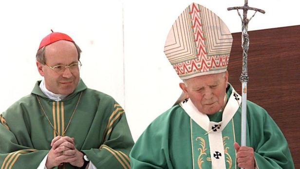 VIE98D:AUSTRIA-POPE:VIENNA,21JUN98 - Pope John Paul II arrives with Vienna Cardinal Christoph Schoenborn (L) at Vienna&#039;s Heroes Square for a mass, June 21. The Pope is on the last day of his three-day visit to Austria. gw/POOL/Photo by Michel Gangne REUTERS