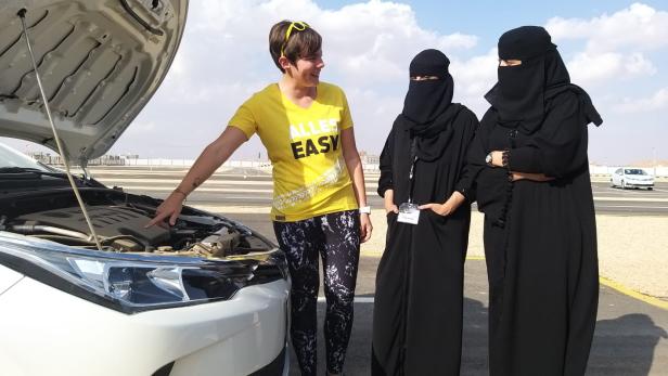 Tiroler bilden saudi-arabische Fahrlehrerinnen aus