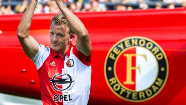 Ein Mann im Feyenoord Rotterdam Trikot klatscht in die Hände.