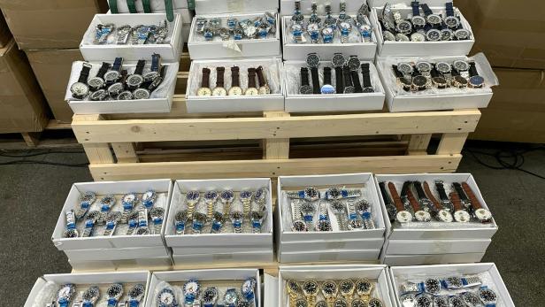 Größter Fund von gefälschten Luxus-Uhren am Flughafen Wien