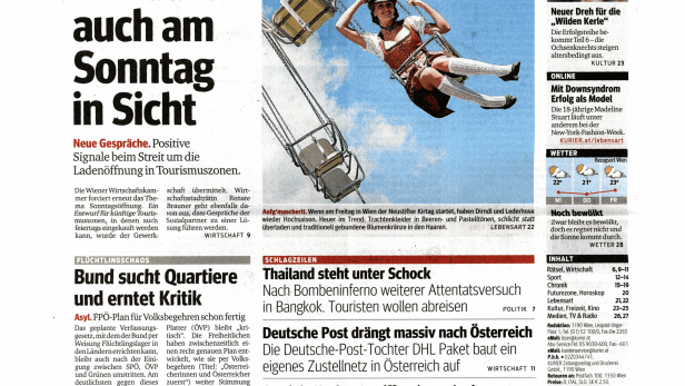 Eine Frau in Tracht fährt auf dem Wiener Prater Karussell.