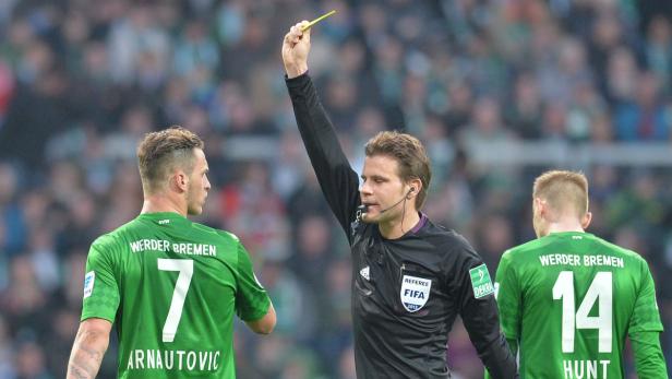 Fußball Bundesliga, 30. Spieltag, Werder Bremen - VfL Wolfsburg am 20.04.2013 im Weser Stadion in Bremen. Werders Marko Arnautovic (l) bekommt von Schiedsrichter Felix Brych wegen meckerns die Gelbe Karte, rechts Aaron Hunt. Foto: Carmen Jaspersen dpa - (Achtung! Hinweis zur Bildnutzung! Die DFL erlaubt die Weiterverwertung von maximal 15 Fotos (keine Sequenzbilder und keine Fotostrecken) während des Spiels (einschließlich Halbzeit) aus dem Stadion und/oder vom Spiel im Internet und in Online-Medien. Uneingeschränkt gestattet ist die Weiterleitung digitalisierter Aufnahmen bereits während des Spiels ausschließlich zur internen redaktionellen Bearbeitung (z.B. via Bilddatenbanken). +++(c) dpa - Bildfunk+++