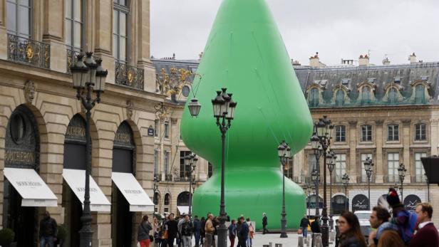 Die eigenwillige grüne Tannenbaum-Skulptur auf dem eleganten Pariser Vendome-Platz hat sich nur zwei Tage gehalten. ...