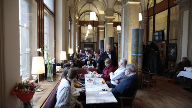 Promis kämpfen um das Wiener Café Oper