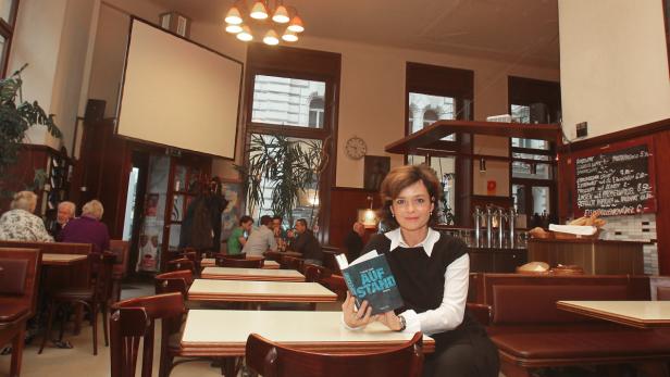 Im Anzengruber ein Buch lesen, dessen Handlung im Freihausviertel spielt: Mit dem Buch „Aufstand“ ist Katharina Stemberger durch und durch wienerisch