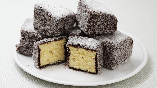 &quot;Lamington Cake&quot; besteht aus Biskuit, Schokoglasur und Kokosraspeln