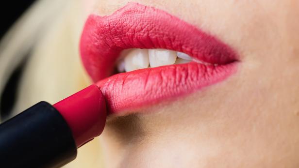 Pakistan: Lippenstiftverbot an Universität führt zu Aufschrei