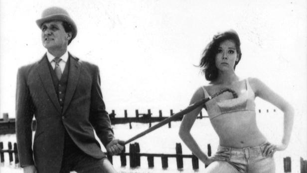 Patrick Macnee (links) als John Steed und Diana Rigg als Emma Peel in &quot;Mit Schirm, Charme und Melone&quot;