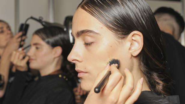 Expertin verrät neuen, simplen Make-up-Trick für strahlende Haut