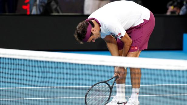 Völlig entkräftet kam Roger Federer nach dem Match ans Netz.