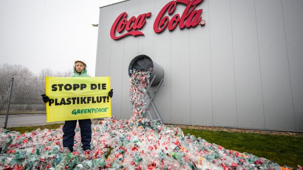 Spektakulärer Greenpeace-Protest gegen Coca Cola und Plastik