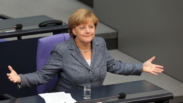 Angela Merkel gestikuliert während einer Rede.