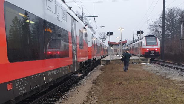 Zug verpasst Bahnsteig: Fahrer ließ Passagiere auf Grünstreifen aussteigen