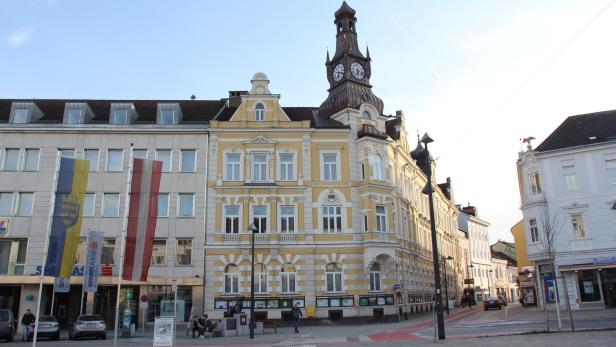 Das Rathaus von Amstetten, Österreich, mit seinem markanten Uhrturm.