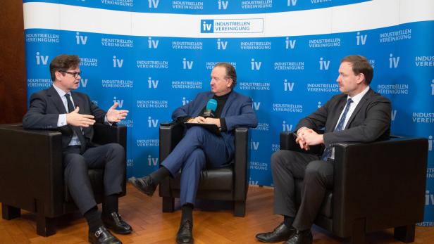 Christoph Neumayer (li.) und Christian Helmenstein (re.) im Gespräch mit KURIER-Wirtschaftschef Unterhuber: Coronavirus sorgt für Unsicherheiten