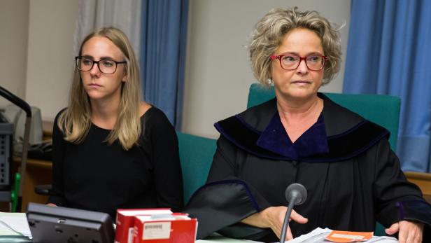 KURIER-Redakteurin Julia Schrenk im Jahr 2017 als Schöffin neben Richterin Claudia Bandion-Ortner.