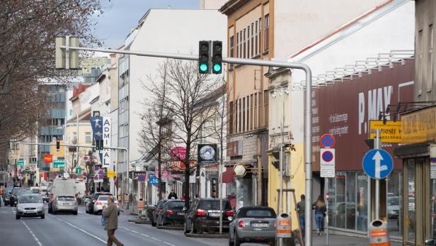 Fast-Food-Lokale, die sich an Wettcafés und Sonnensudios reihen – wenige Einzelhändler: So sehen viele Einkaufsstraßen in den Wiener Flächenbezirken aus, zum Beispiel die Simmeringer Hauptstraße