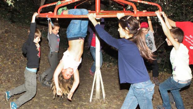 Spielen in einem Stückerl wilder Natur am Rande der Großstadt