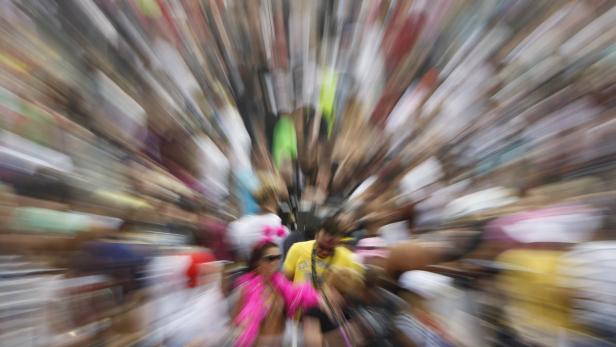 Verwischte Aufnahme einer Menschenmenge, möglicherweise bei einer Veranstaltung.